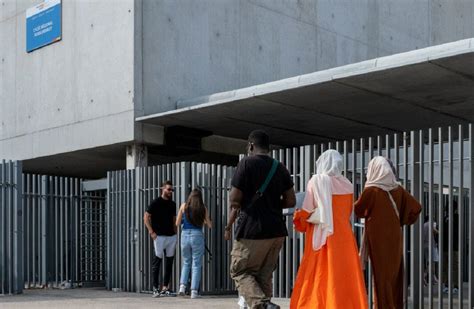 Le Port De L Abaya D Sormais Interdit Dans Les Coles En France