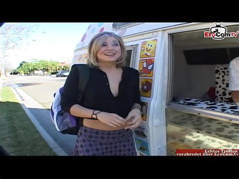 rubia de tetas pequeñas lleva una falda y es recogida XVIDEOS