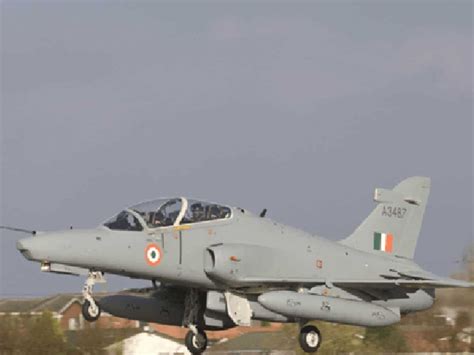 Iaf Plane Crash पश्चिम बंगाल में एयरफोर्स का Hawk ट्रेनिंग विमान हुआ