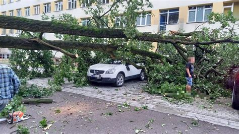 Tysiące interwencji po sobotnich nawałnicach Zerwane linie