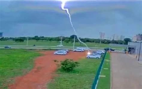 Câmeras flagram o momento exato em que raio atinge carro ODEBATEON