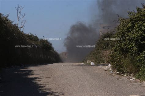 Lamezia Incendio Di Rifiuti Nel Campo Di Scordovillo Fumo E Cattivo