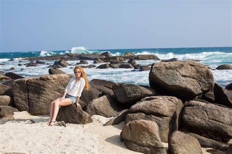 Retrato de jovem de biquíni branco na praia tropical olhando para a câmera linda garota latina