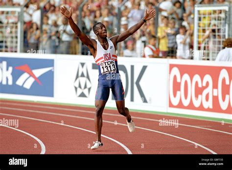 MICHAEL JOHNSON, USA, CELEBRATES GOLD IN THE 400m FINAL Stock Photo - Alamy