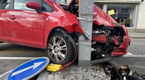 St Gallen Bei Unfall Heftig In Ampel Gedonnert