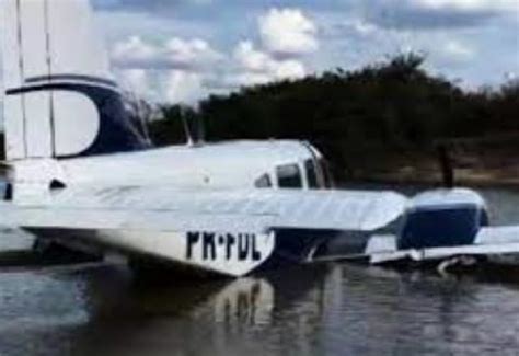 VÍDEO Passageira grava momento em que avião faz pouso forçado em rio