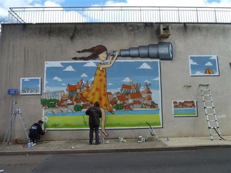 Plusieurs Artistes Sont En Train De R Aliser Des Fresques Sur Les Murs