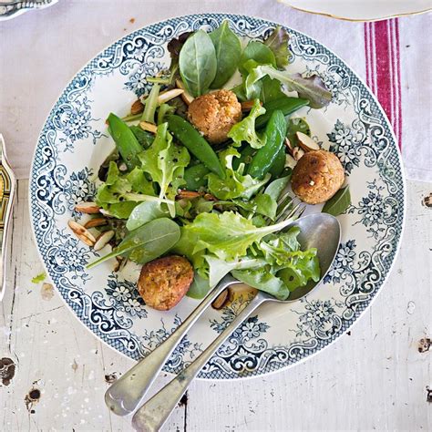 Kichererbsen Bällchen mit Wildkräuter Salat BRIGITTE de