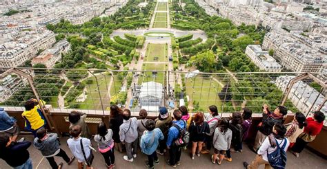 Acceso Por Escaleras Al Segundo Piso De La Torre Eiffel