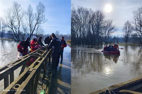 Pogledajte Policija Iz Nabujale Save Spasila 20 Migranata Narod Hr