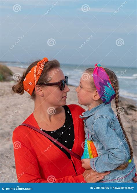 M Re Et Fille Souriante Marchant Sur La Plage De Mer Famille Heureuse