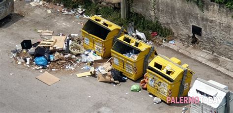 Zisa Tra I Rifiuti Abbandonati In Via Palchetto Anche Il Telaio Di Un