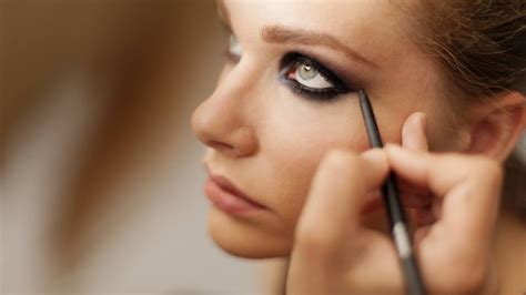 How To Wear Smudged Black Eyeliner L Oréal Paris