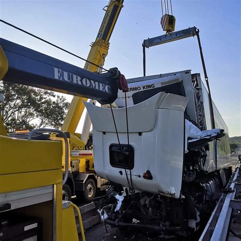 Torino Di Sangro Incidente Mortale In Autostrada A14 Camion Piomba