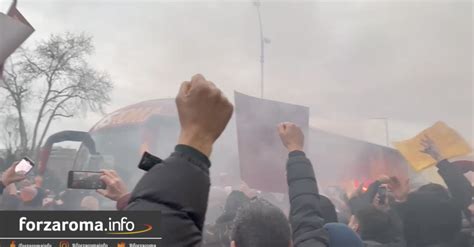 Video La Roma Arriva Allolimpico Per Il Derby La Carica Dei Tifosi