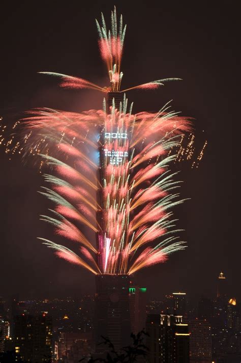 Taipei 101 fireworks for NY 2010 | SkyscraperCity Forum