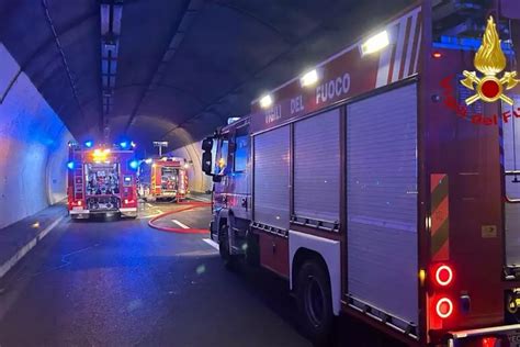 Pullman Va A Fuoco In Galleria In Autostrada