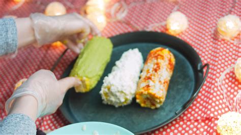 Elote De Maíz Mexicano En Tres Formas Prensado Con Queso Guacamole Y