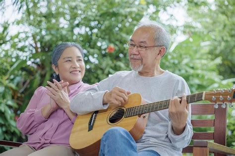 Una Pareja De Ancianos Asi Ticos Un Hombre Mayor Tocando La Guitarra