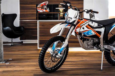 2017 KTM E-XC electric dirt bike unleashed - Motorcycle News