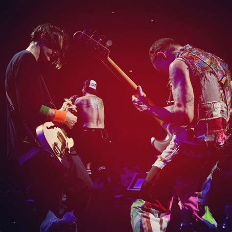 Red Hot Chili Peppers ขายลขสทธเพลงใหนายทนยกษใหญดวยราคากวา 4 000 ลานบาท