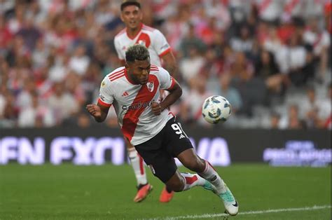 River goleó a Vélez 5 a 0 jugó en gran nivel y se trepó a la punta de