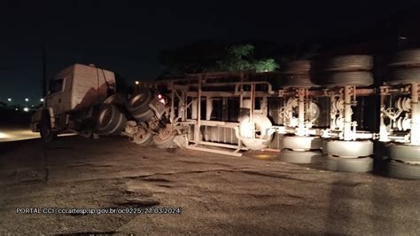 Carreta tomba na rodovia Padre Manoel da Nóbrega em Cubatão