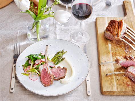 Lammracks med blomkålscrème råstekt sparris och vårsallad Viva vin o mat