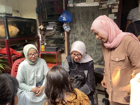 Senyum Anak Anak Gang 50 Pejaten Barat Dapat Permen Dari Bacaleg