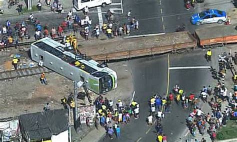 Colisão entre trem da SuperVia e ônibus deixa ao menos 18 feridos