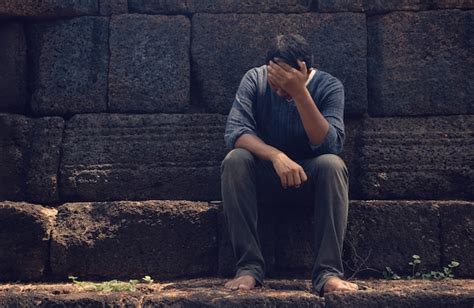 Un Homme Très Triste Et Déprimé Assis Près D un Mur Photo Premium