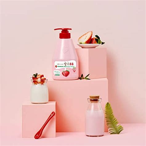 WELCOS KWAILNARA Strawberry Milk Body Cleanser 560 G 19 75 Oz