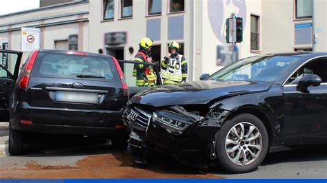 Schwere Kollision An Kreuzung In Oberhausen Drei Verletzte