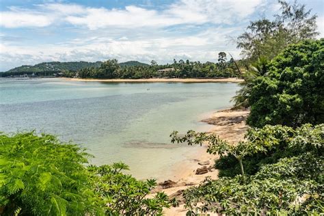 Una playa con aguas transparentes en la isla paradisíaca de koh samui