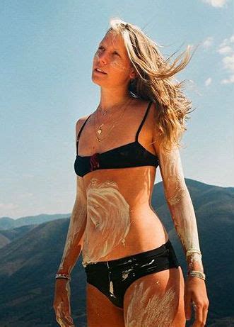 Hot Sexy Emma Greenwell Bikini Pics