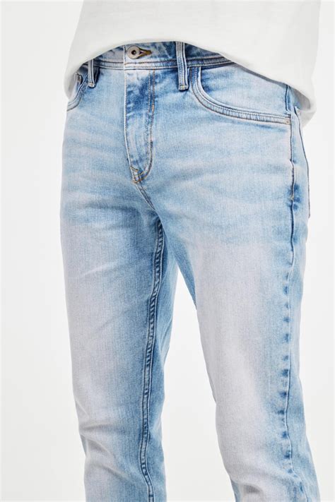 Jean skinny azul claro con efecto desteñido y tiro bajo