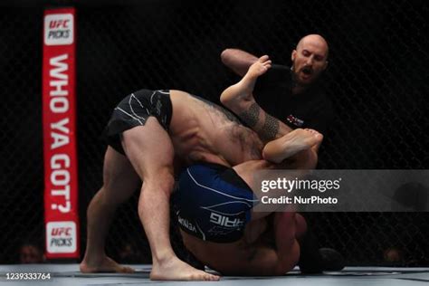 Triangle Choke Photos and Premium High Res Pictures - Getty Images