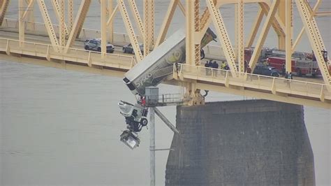 Semi Truck Driver Dangles Rescued From Clark Memorial Bridge Wltx