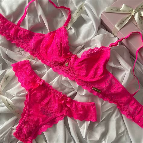 Conjunto de lingerie em renda sutiã sem bojo aro e calcinha biquíni