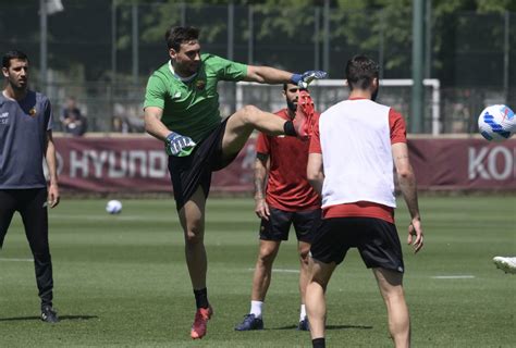 Trigoria Roma In Campo Per Preparare La Trasferta Contro Il Torino