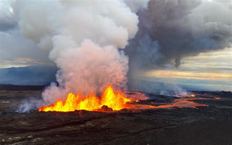 Why Mauna Loa And Other Hawaiian Volcanoes Are Different From Most Scientific American