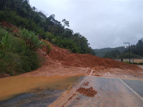 Queda De Outdoor E Deslizamentos De Terra São Registrados Durante