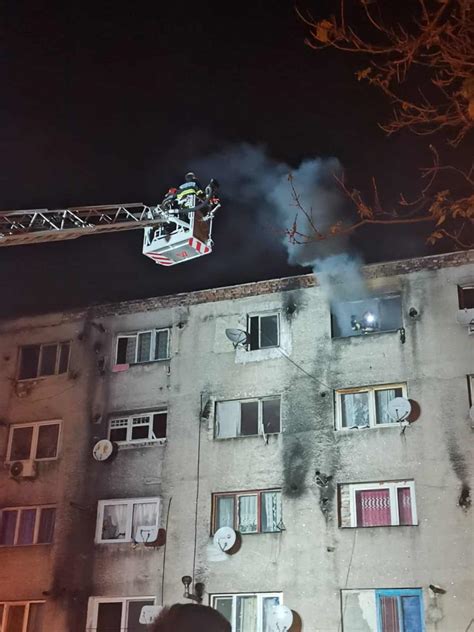 FOTO Incendiu puternic într un bloc din județul Hunedoara Zece