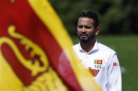 Dimuth Karunaratne sings the national anthem | ESPNcricinfo.com