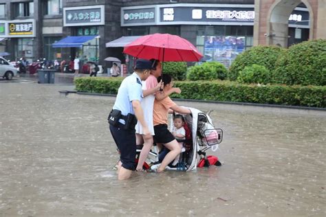 暴雨中，那一抹“警察蓝”无比暖心！澎湃号·政务澎湃新闻 The Paper