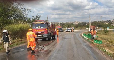 Engradados de cerveja caem de caminhão em MG e motociclista fica ferido