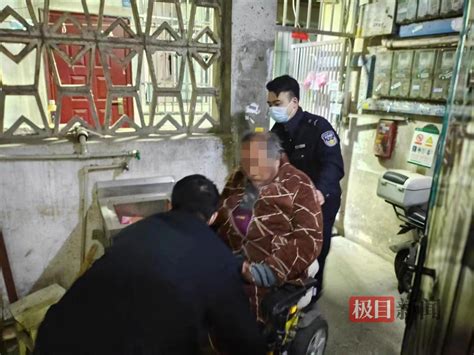 孤寡偏瘫老人外出遇困，民警辅警把他抱上警车 极目新闻