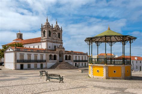 Viver em Nazaré uma pequena cidade costeira de Portugal