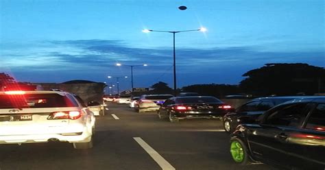 Truk Kontainer Kecelakaan Di Tol Cikampek Lalin Macet Okezone