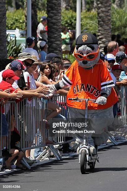 San Francisco Giants Mascot Photos and Premium High Res Pictures ...